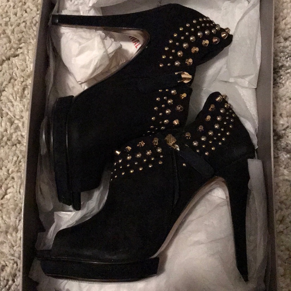 BCBG black studded gold size 6 suede